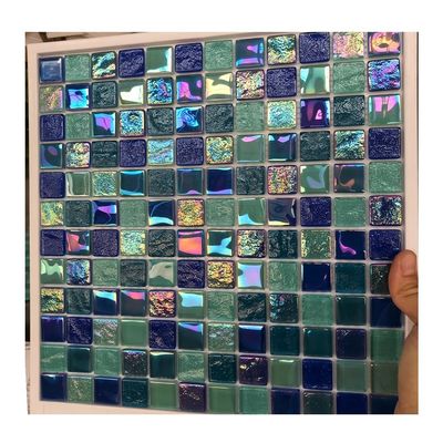 Piscinas al aire libre mosaico azulejos en azul con delfines brillantes y diseño cuadrado