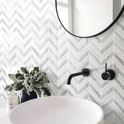 Mosaico de jazz en cristal blanco y mármol blanco de Carrara para decoración de suelos interiores