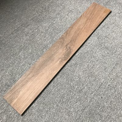 Tejas de porcelana de mosaico de grano de madera 20x120 estilo moderno / clásico para tejas de interior