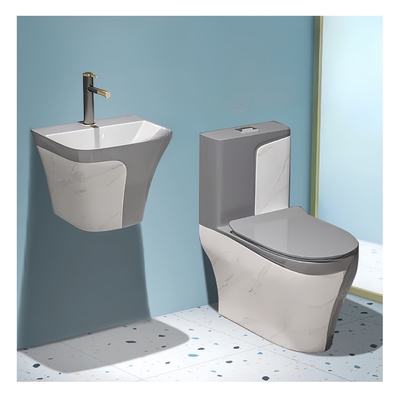 Conjunto moderno de baños de baño y bañera de cerámica con limpieza de glase ambiental
