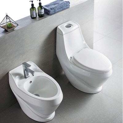 Bidet de baño colgado de pared automático delantero con accesorios Componente de tubo de lavado 730x425x810mm