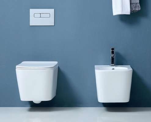 Una pieza de hotel sanitario de la pared del baño colgado con la cubierta del asiento lentamente P-trampa drenaje